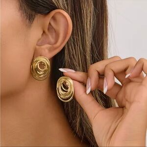 Elegant Gold Swirl Earrings